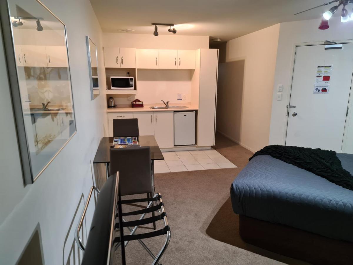 Oceanside Resort Internal Ground Floor Studio Unit Privately Owned In Mt Maunganui No External Window Or Air Conditioning Mount Maunganui Eksteriør bilde